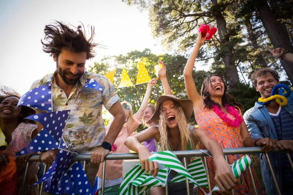 Grupp vänner dansa på musikfestival — Stockfoto