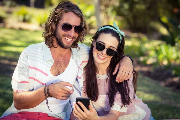 Mulher mostrando celular para o homem — Fotografia de Stock