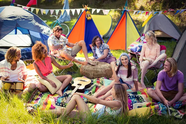 Group of friends having fun together at campsite — Stock Photo, Image