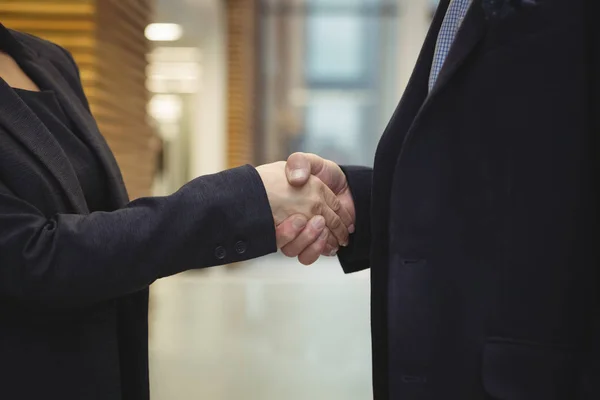 Führungskräfte beim Händeschütteln im Büro — Stockfoto