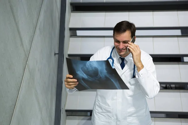 Arzt diskutiert über Röntgenbild — Stockfoto
