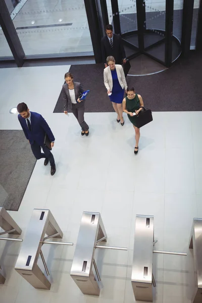 Ejecutivos de negocios caminando en la oficina —  Fotos de Stock