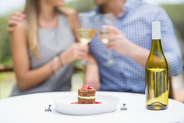 Крупним планом їжа і пляшка вина розташовані на столі — стокове фото