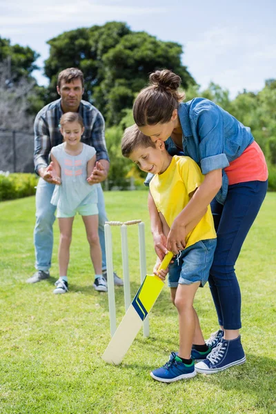 公園で家族とクリケット — ストック写真