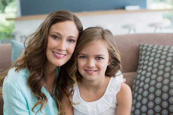 Mother and daughter sitting on sofa — Stock Photo, Image