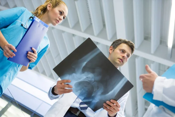 Médecins et chirurgiens discutant de radiographie — Photo