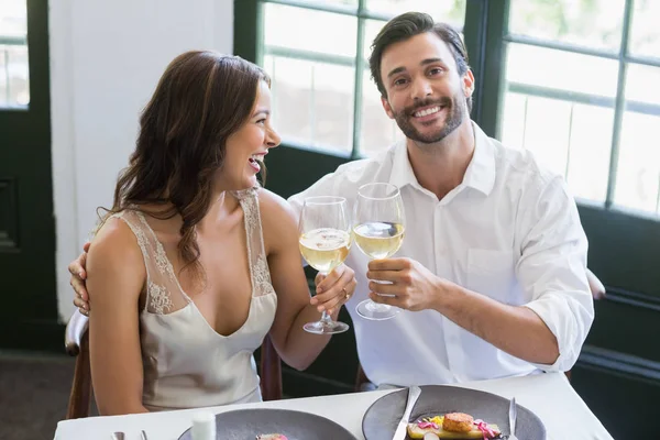 Casal feliz brindar copos de vinho — Fotografia de Stock