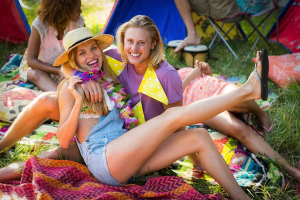 Paar sitzt in der Nähe von Campingplatz — Stockfoto