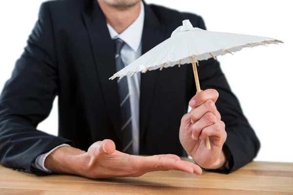 Empresário segurando um guarda-chuva de papel — Fotografia de Stock