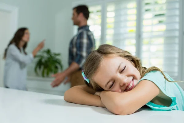 Lachende meisje rusten in woonkamer — Stockfoto