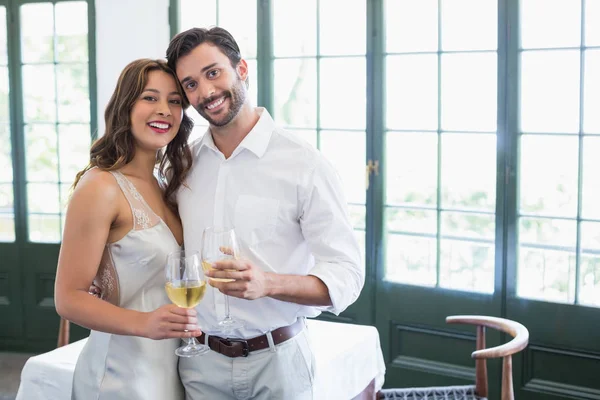 Couple heureux embrasser tout en tenant des verres à vin — Photo