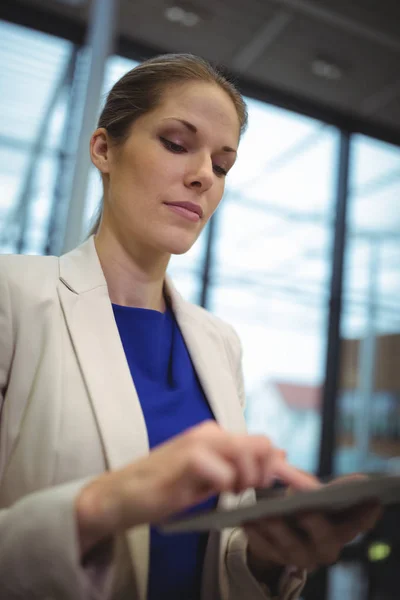 Femme d'affaires utilisant une tablette numérique — Photo