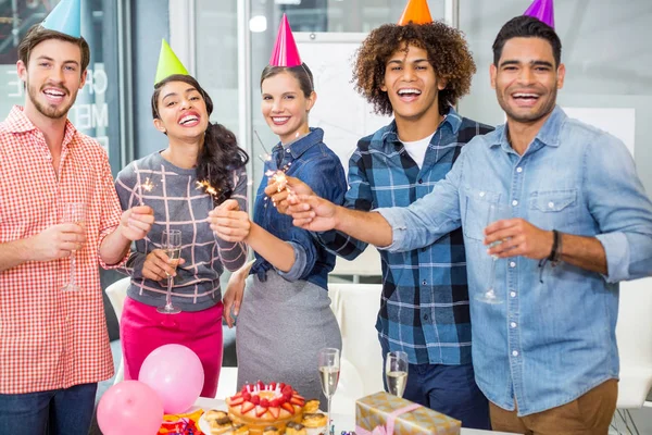 Zufriedene Führungskräfte feiern Geburtstag ihrer Kollegen — Stockfoto