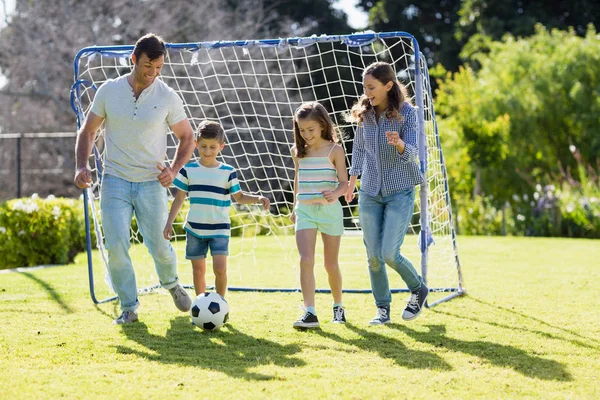 Famiglia giocare a calcio insieme al parco — Foto Stock