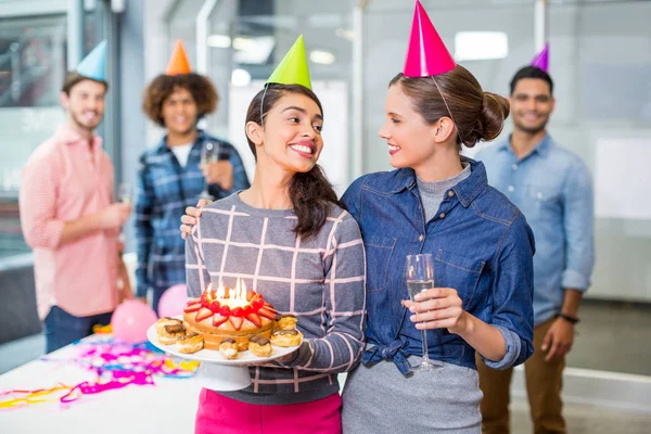 Szczęśliwy kierownictwo obchodzi swoje urodziny kolegów — Zdjęcie stockowe