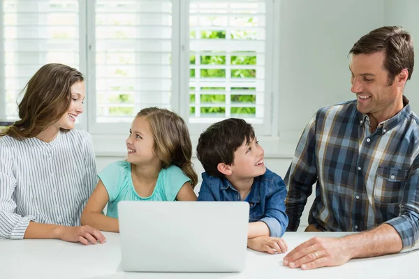 Familie interactie met elkaar — Stockfoto