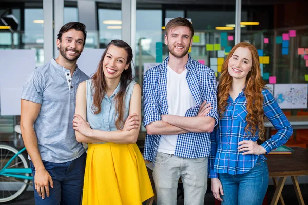 Cadres souriants debout ensemble dans le bureau — Photo