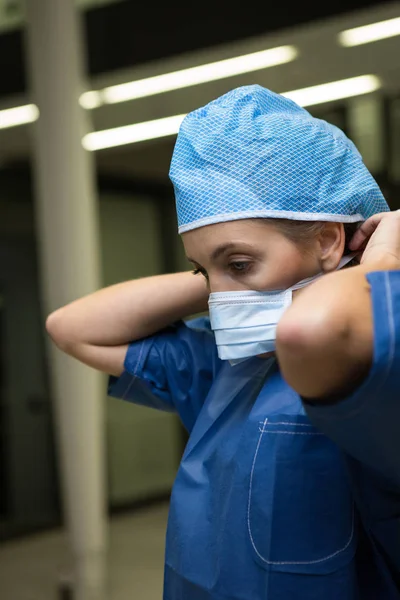 Cirujano femenino usando máscara quirúrgica — Foto de Stock