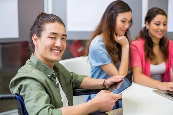 Portret van lachende handicap uitvoerend met behulp van digitale tablet in vergaderruimte — Stockfoto