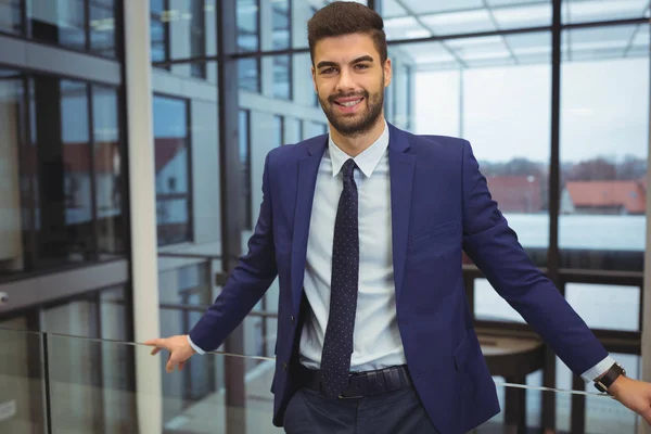 Bonito homem de negócios em pé no corredor — Fotografia de Stock