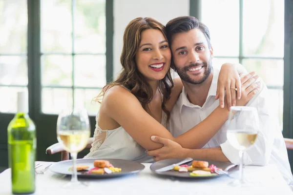 Paar umarmt sich im Restaurant — Stockfoto