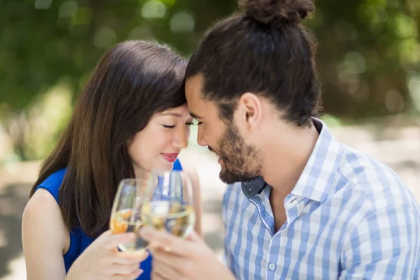 Couple ayant du vin dans un restaurant — Photo