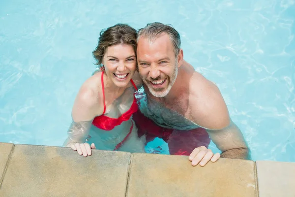 Happy couple in swimming pool — Stock Photo, Image