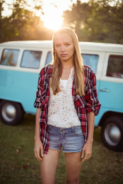 Portrait de femme debout près du camping-car — Photo