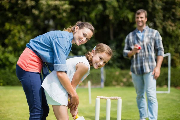 Rodinný hrát kriket v parku — Stock fotografie