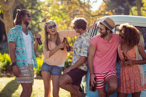 Gruppe von Freunden prostet Bierflaschen zu — Stockfoto