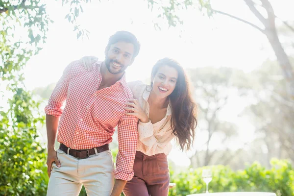 Casal feliz de pé no restaurante — Fotografia de Stock