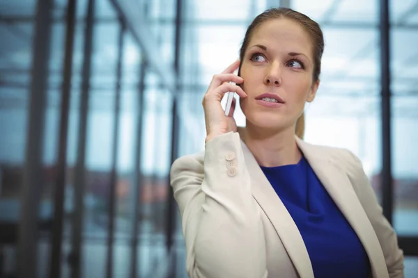 Affärskvinna pratar i mobiltelefon — Stockfoto