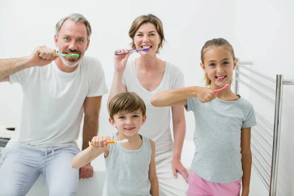 Familia cepillándose los dientes con cepillo de dientes —  Fotos de Stock