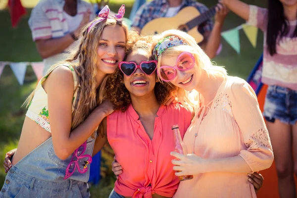 Grupo de amigos divirtiéndose juntos en el camping — Foto de Stock