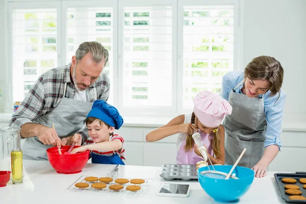 Parents and kids preparing cookies — Stock Photo, Image
