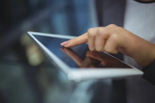 Mão de empresária usando tablet digital — Fotografia de Stock
