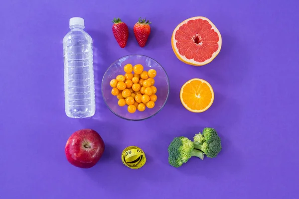 Láhev na vodu, měřicí pásky, různé ovoce, zeleniny a dietní snídaně — Stock fotografie