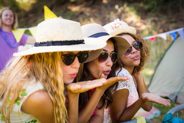 Gruppo di amici che soffiano bacio — Foto Stock