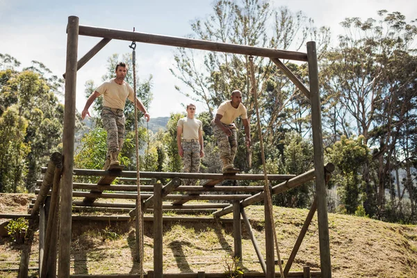 Katonai katonái képzés, hegymászó kötél — Stock Fotó