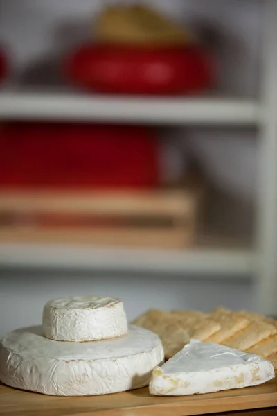 Close-up de queijo no balcão — Fotografia de Stock