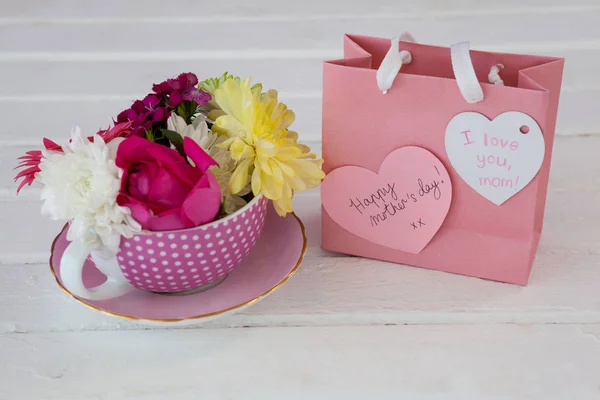 Primo piano del sacchetto di carta con messaggio e fiori freschi — Foto Stock