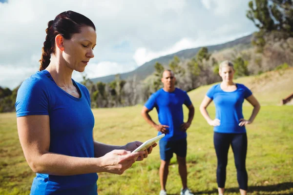 Entraîneur féminin utilisant une tablette numérique — Photo