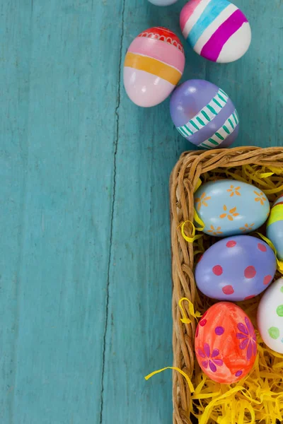 Varie uova di Pasqua disposte in cesto di vimini — Foto Stock