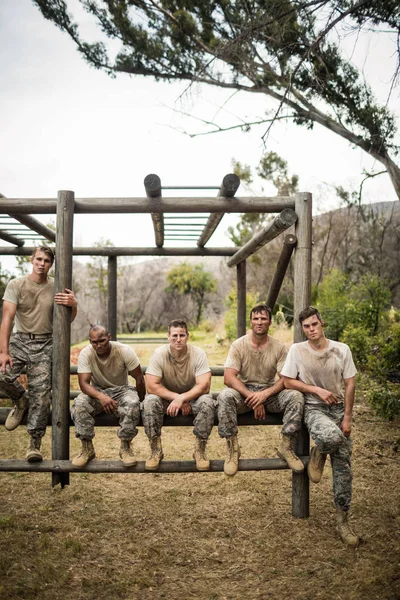 Soldaten zittend op het hindernissenparcours in boot camp — Stockfoto