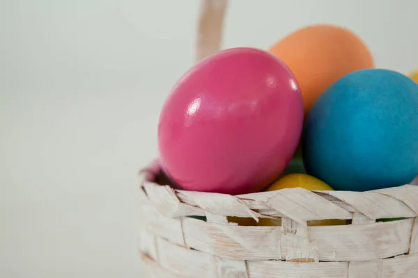 Varios huevos de Pascua en canasta de mimbre — Foto de Stock