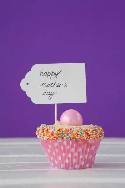 Bonne carte de fête des mères sur le gâteau tasse — Photo