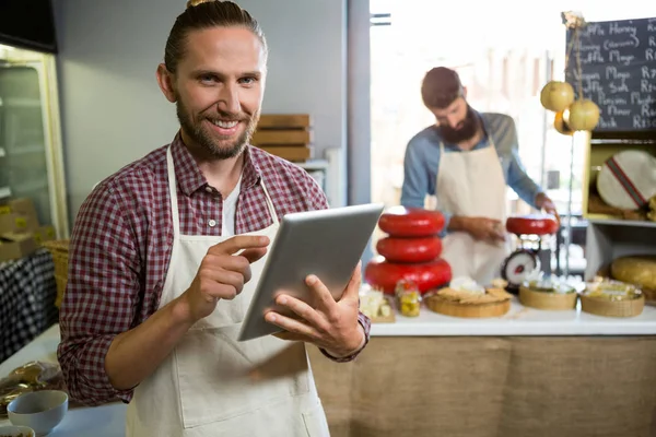 Porträt lächelnder Mitarbeiter mit digitalem Tablet — Stockfoto