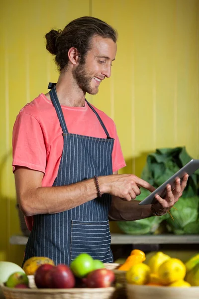 Gülümseyen erkek personel organik bölümünde dijital tablet kullanma — Stok fotoğraf