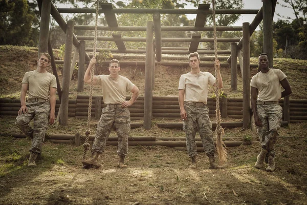 Vojáci, stojící v boot Campu — Stock fotografie