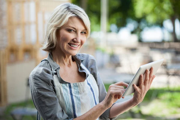 Kadın personel dijital tablet kullanarak portresi — Stok fotoğraf